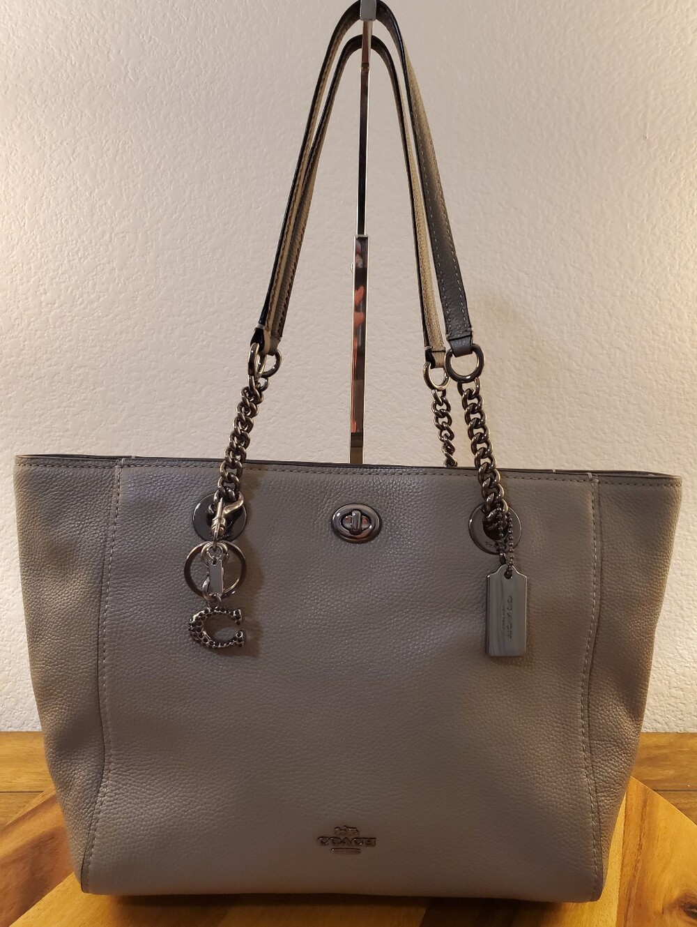 COACH CHAIN TURNLOCK SATCHEL OR MINI TOTE IN EXCELLENT CONDITION, LIKE NEW!